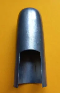 Klobouček matný.